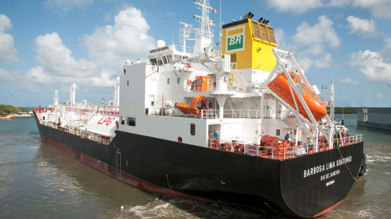 Renovação da frota do sistema Petrobras contrata gaseiros, barcaças e empurradores para obras em três estaleiros